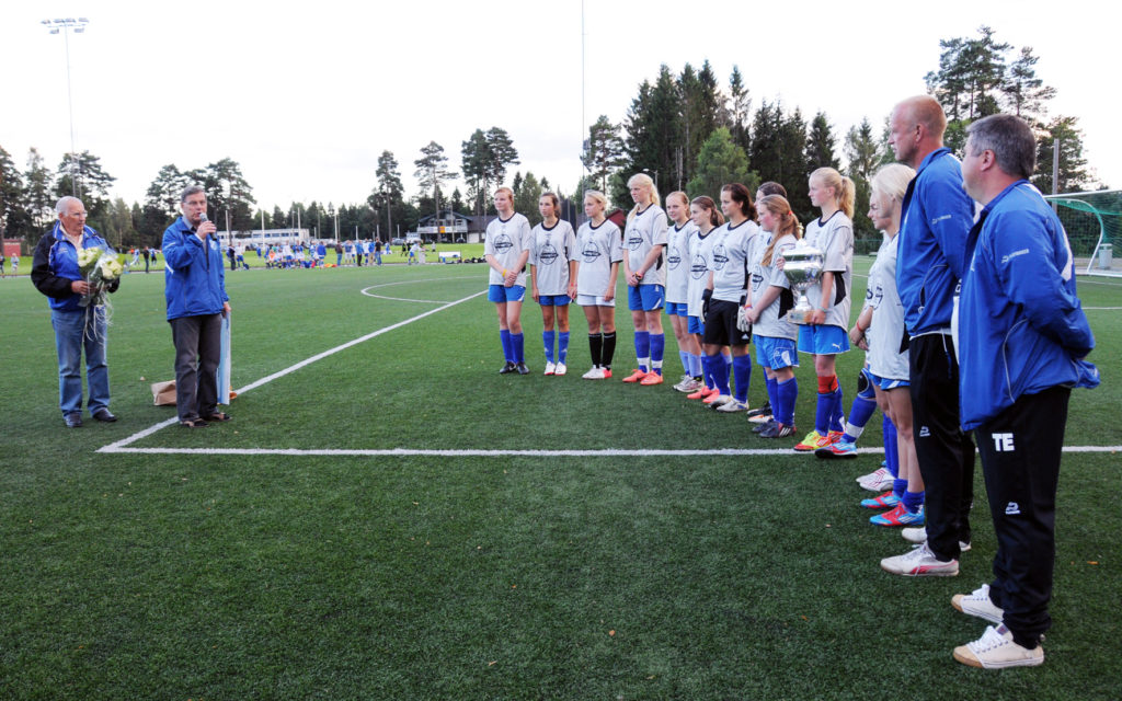 BIL jenter 16 får heder og sjekk etter sølvet i Norway Cup