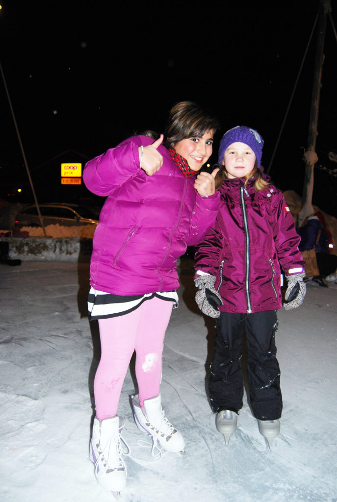 FØRST UTE: Først ute på isen var Emma Lien Håkedal og Lulu Salimahran (t.h.) som syntes det var veldig stas med skøytebane på Tobias Jorde. 