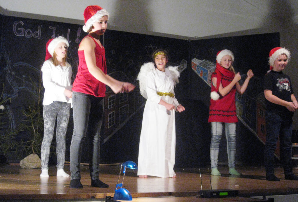 JULESAMBA: Engelen Finn Englius Fant i Siri Toplands skikkelse i en heftig julesamba sammen med nissene Rebekka (f.v.), Natalie, Madeleine og Tellef.