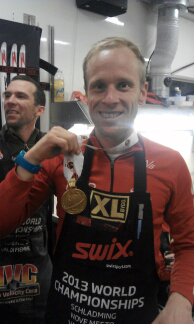 SØLVGUTT: Jon Kristian Svaland med den første individuelle medaljen Tora Berger tok i årets VM i Nove Mesto; sølvet på sprinten. (Foto: Privat)