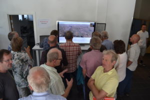 Vakte Interesse: Det ble folksomt foran skjermen der konsulentfirmaet Rambølls 3D-animasjon av vindmølleparken ble vist. 