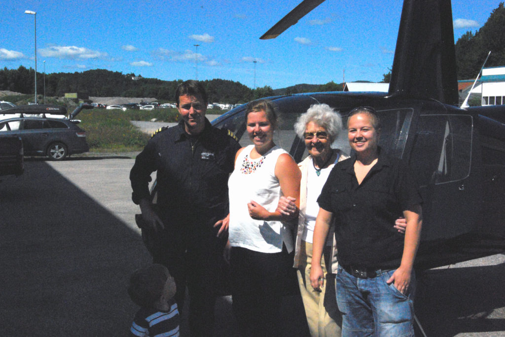 FØR TAKEOFF: Ved helikopterbasen på Kjevik ble Marie, flankert av barnebarna Aina (t.v.) og Lill, tatt vel imot av pilot Ronnie Natvig fra Nor Aviation. (Foto: Lill Jonathanson)