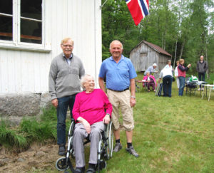 YNGST OG ELDST: Arild Aanesland (t.v.) og Rudolf Ånesland var de yngste, og Kirsti Halvorsen var den eldste som var møtt fram, alle fra Åneslandgårdene.