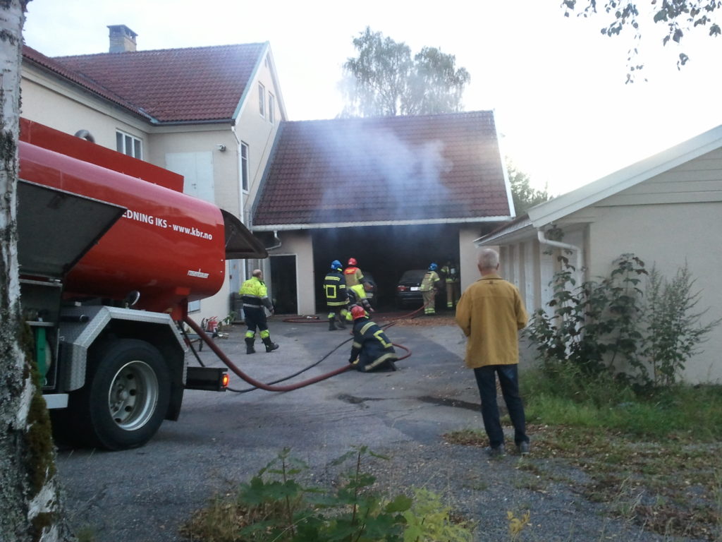 SLUKNINGSARBEID: Brannvesenet var på plass etter kort tid. Rektor Gunnar Birkeland fulgte med på slukningsarbeidet. (Foto: AMH)
