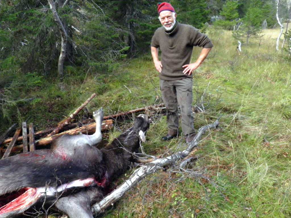 ELGJEGER: Alf Åge Botn reiser gjerne til Dalen i telemark for å jakte elg og hjort. Dette bildet er tatt under elgjakt i dalen. (Foto: Privat)