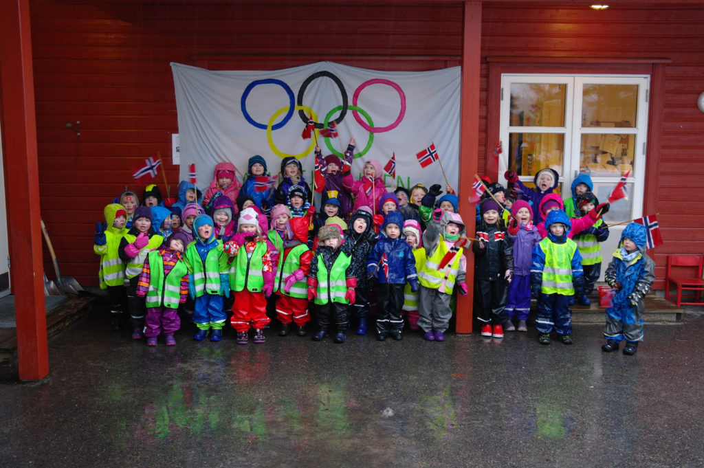 OLYMPISK SAMLING: Alle barna samlet foran OL-ringene etter at vinterlekene var over. (Foto: Silje V. Røstad, Kristina G. Fidjeland)