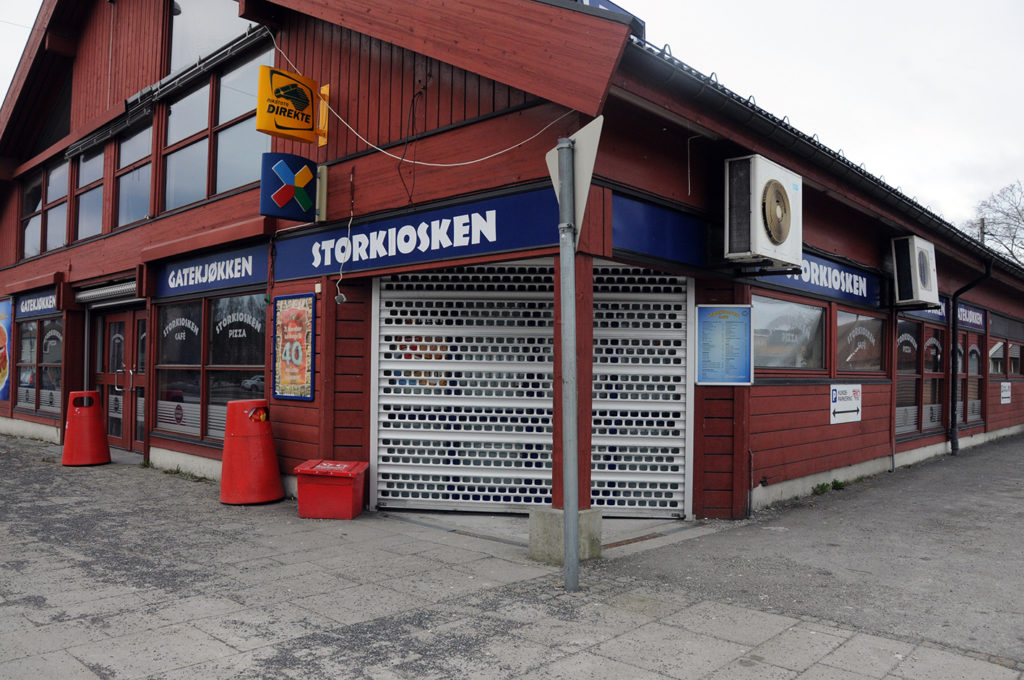 SOLGT: Storkiosken er nå solgt sammen med Birkeland kro og selve eiendommen. Birkelendingene kan imidlertid ikke regne med å kjøpe softisen sin her 17. mai. 
