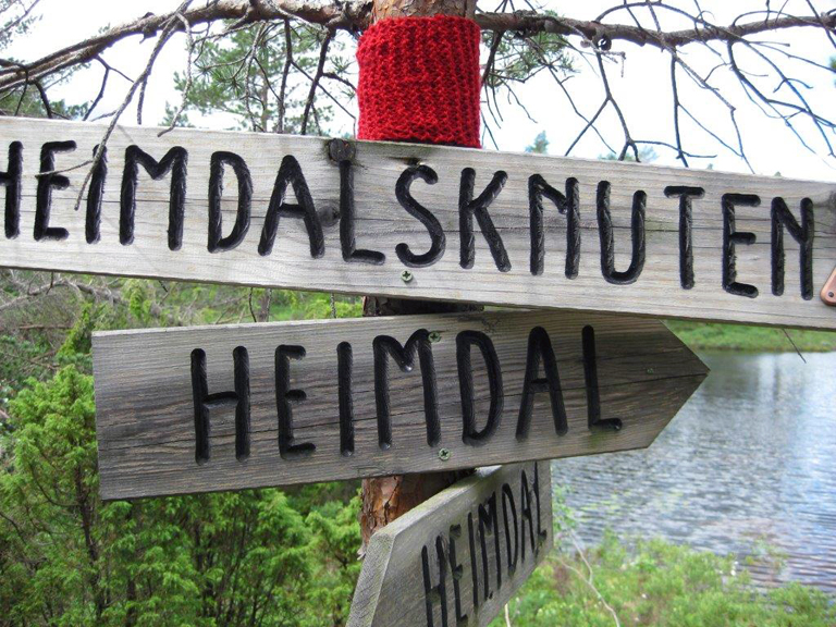 OPPFINNSOMT: Finnes det liknende løypemerker andre steder? Bertha Heimdal står bak nyskapningen som markerer turstien opp på Heimdalsknuten. (Foto: OLAV HEIMDAL/Birkenes kommune)