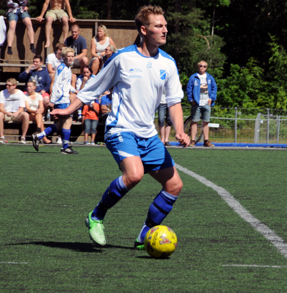 STOR KAMP: Adrian Nilsen (bildet) og midtbanemakker Christer Dahle viste ballvinnergenskaper og playmakerferdigheter på høyt nivå mot Imås. Det ga tremålsseier og en god start på sommerferien.
