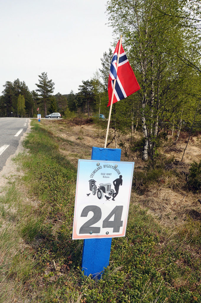 FLAGGPYNT: Lørdag 2. mai går det tredje Steinsland Bygdemaraton av stabelen. For hver av de 42 kilometerne er det satt opp et kilometerskilt pyntet med et norsk flagg. I år må flaggene settes ut på 1. mai, noe som bekymrer maratonarrangør og FrP-politiker Odd Gunnar Tveit. 