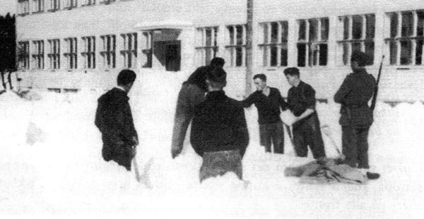 TIDSFORDRIV: Medlemmer av besetningen på den tyske ubåten U-21 bygger ubåt i snø under oppholdet på Sørlandets Kristelige Ungdomsskole (Folkehøgskolen) i mars 1940. Seinere ble soldatene overført til Valle.