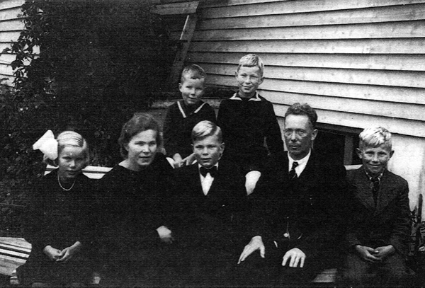 KONFIRMASJON: Hele familien Bjorvatn samlet til konfirmasjon fredshøsten 1945. Fra venstre: Mari, mamma Aase, konfirmanten Øyvind, pappa Aslak og Kjell. Bak sitter Einar (t.v.) og Bjarne. 