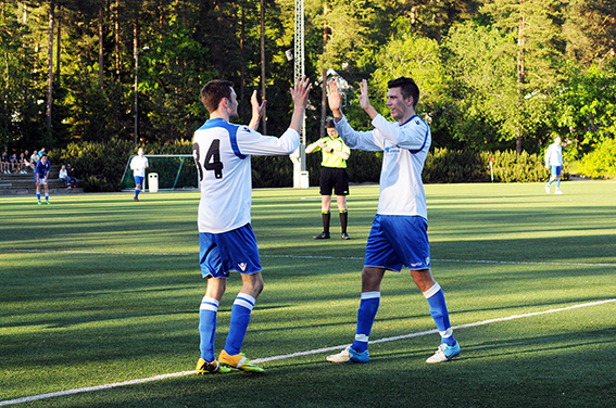 MÅLFARLIG DUO: Mikael Engesvik og Jakob Flakk feirer førstnevntes 1-0-scoring.