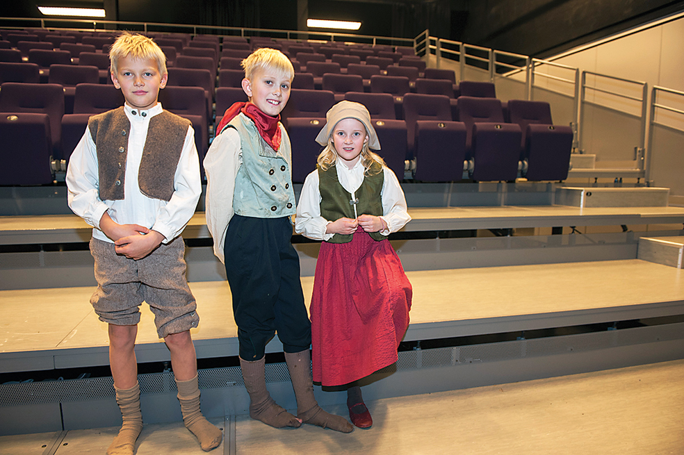 UNGE: Av de 29 skuespillerne i stykket er åtte barn, og en baby. Eivind Flaa, Kristian Flaa og Milla-Sofie Ivarson Hansen spiller rollene som fattige barn.