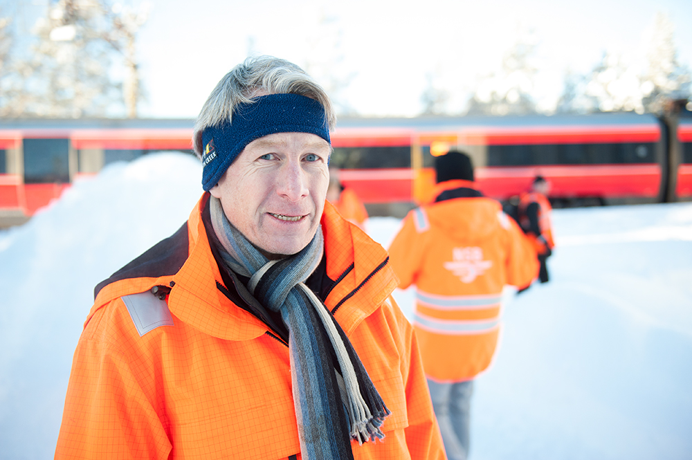 VASSET I SNØ: Dag Brekkan hos NSB konstaterer at alt har gått bra med passasjerene som i flere timer har oppholdt seg i et havarert tog på Sørlandsbanen.