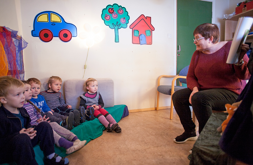 SPENNENDE: Even (4), Evelina (4), Pelle (5), Isak (5) og Mari (4) følger godt med når pedagogisk leder Inger P. Birkeland leser fortellingen om musa og Gruffalo. 