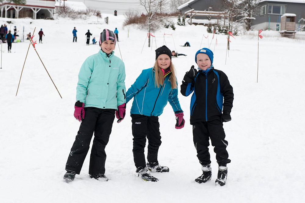 Olsa Salihu, Astrid Sofie Tveide Johnsen og Martin Hauge er storfornøyd med at snøen har lagt seg på Tobias jorde.