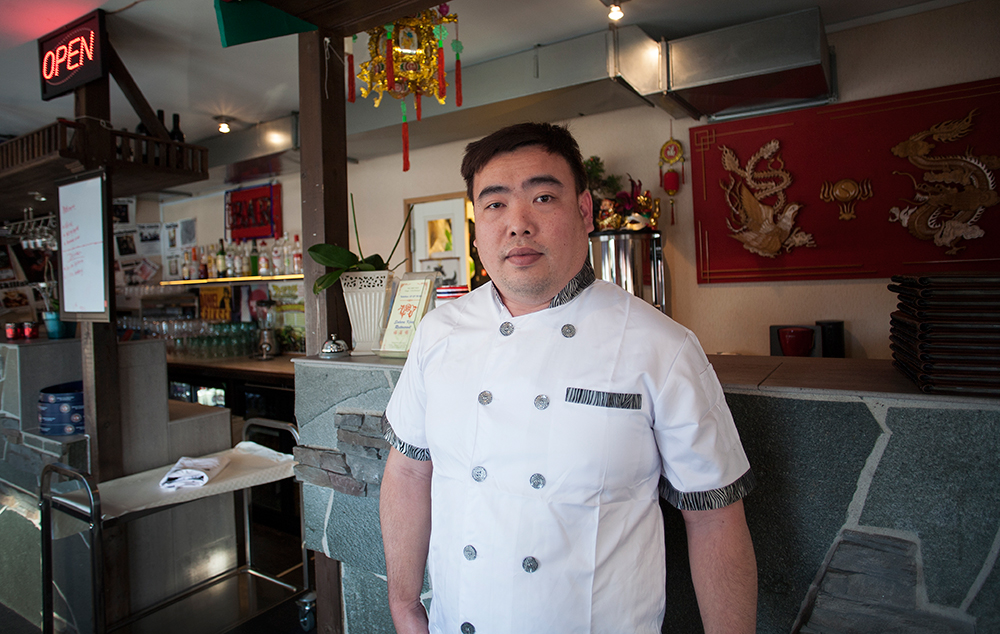 UTVIDER: Kenny Wong åpner restaurant i Sørlandsparken. Han har imidlertid ingen planer om å legge ned Sakura på Birkeland. – Vi stortrives her, og det går rundt rent økonomisk, sier han. 