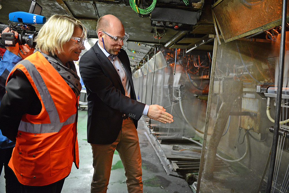 BESØK: Næringsminister Monica Mæland (H) besøkte 3B Fibreglass og Heine Østby fredag.