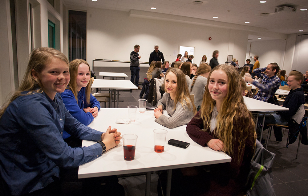 SOSIALT: Elever fra Engesland skole og Valstrand skole var samlet til hyggekveld i kantina. Her jobber Liv Marte Aas (15), Dina Mourao (14), Ina Swobado (14) og Åse Marie Roset (15) med Polen-quiz. 