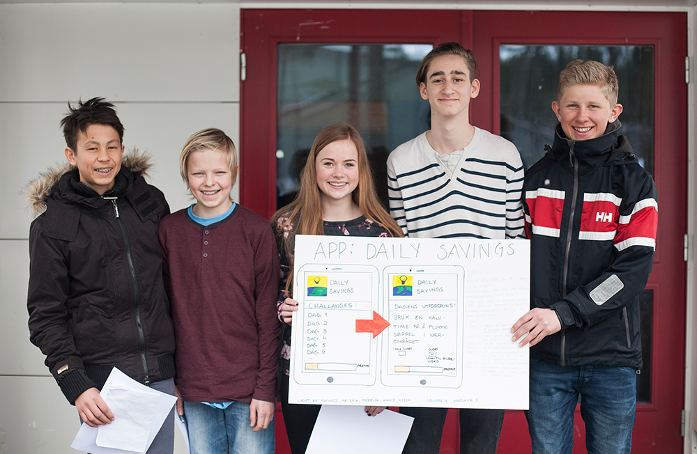 DIGITALT: Denne gruppa vant med ideen «Daily savings», en applikasjon som skal bidra til at man reduserer forbruket ved hjelp av daglige oppgaver. På bildet: Magnus Mosfjell (14), Kai Erik Aamlid (14), Fredrick Helle (14), Hanne Helleland (14) og Hysen Selmani (14). 