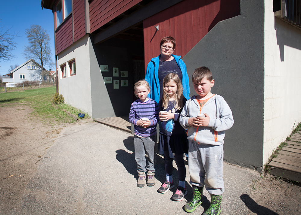 UNØDVENDIG: Pedagogisk leder i Birkeland barnehage Inger P. Birkeland synes det er tankeløst gjort å strø spiker på områder der barn leker. Her med Bleron (5), Amalie (5) og Mina (5) fra førskolegruppa. 