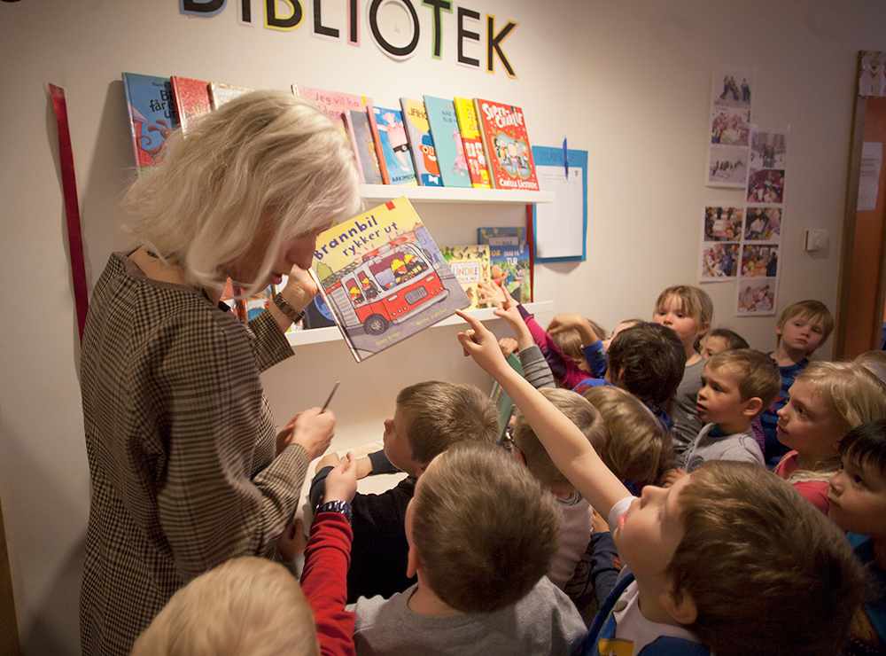 BIBLIOTEK: Natveitåsen barnehage har fått et mikrobibliotek i hver fløy i barnehagen.