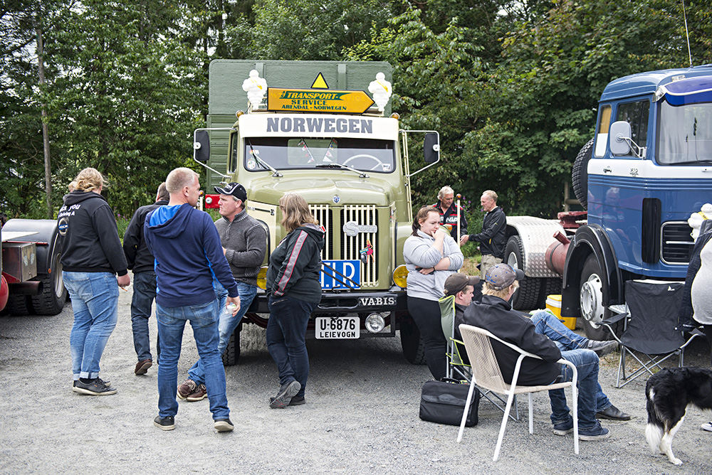 17 METER: Semitraileren til Terje Goderstad ble et sosialt samlingspunkt på Birkelandsdagene. Den grønne Scania-Vabis-en er importert fra Sverige.