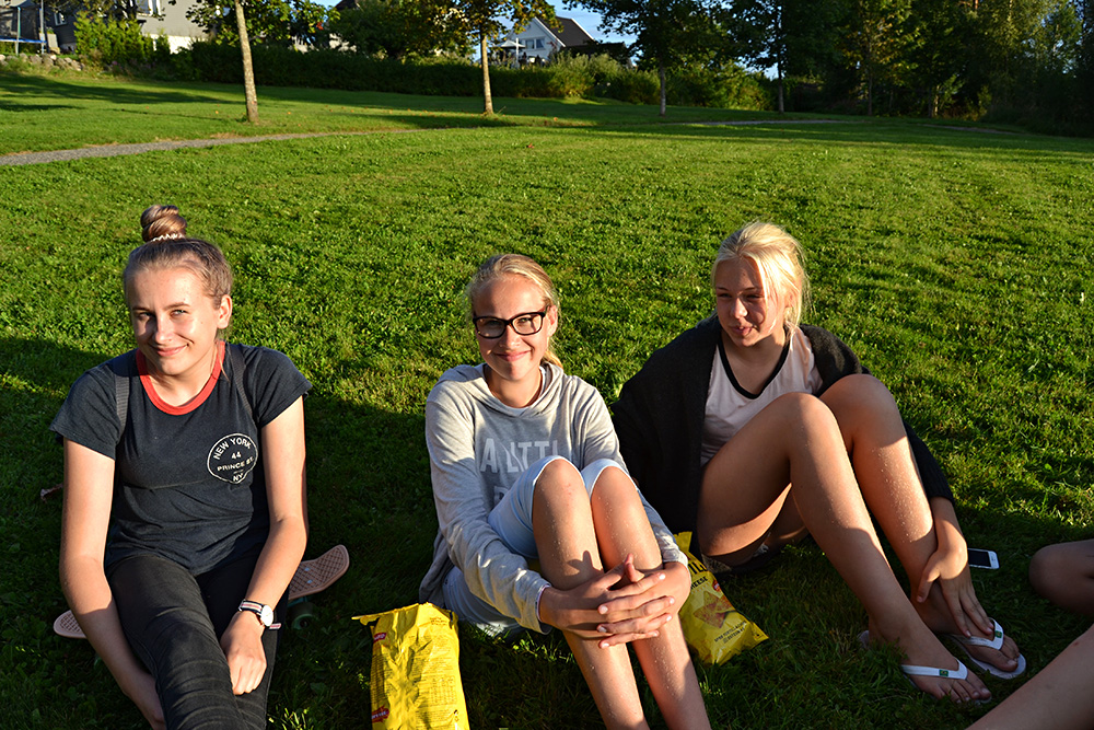 PUBLIKUM: Både yngre og eldre publikummere slo seg ned på gress og stoler. Her representert ved Stine Haugebo, Kristin Tjøntveit og Ane Johnsen.
