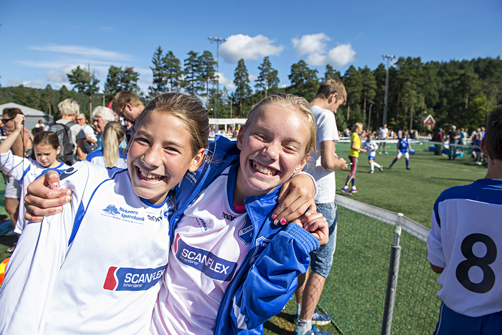 FORNØYD: Mari Strømman Håkedal og Ingeborg Birknes er strålende fornøyd med å spille mye fotball på 3v3-turneringa.