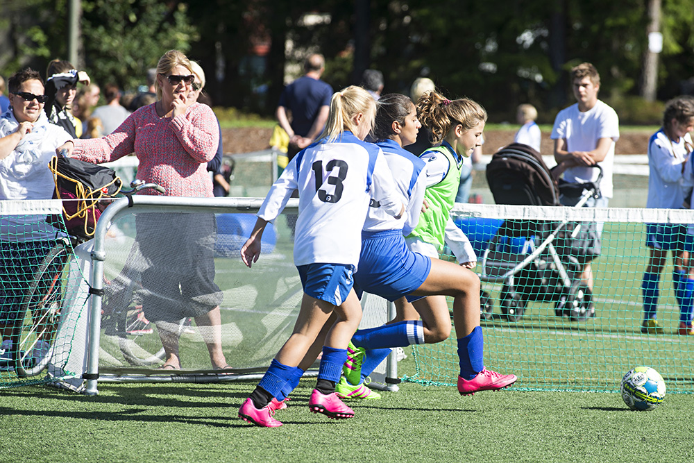 DUELL: Mari Strømman Håkedal (t.h.) i duell med to spillere fra et annet Birkeneslag. Fotografen kan avsløre at den rosa fotballskoen nådde ballen først.