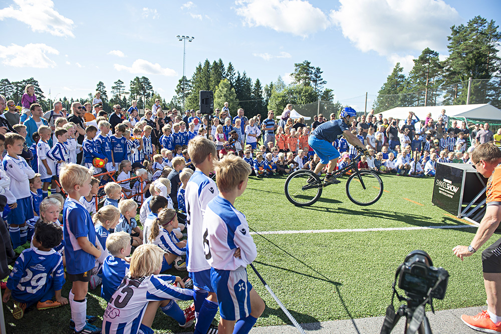 SYKKEL: Eirik Ulltang underholdt fotballspillerne, og publikum lot seg begeistre av syklisten som tidligere i august fikk oppmerksomhet etter å ha syklet til Preikestolen.